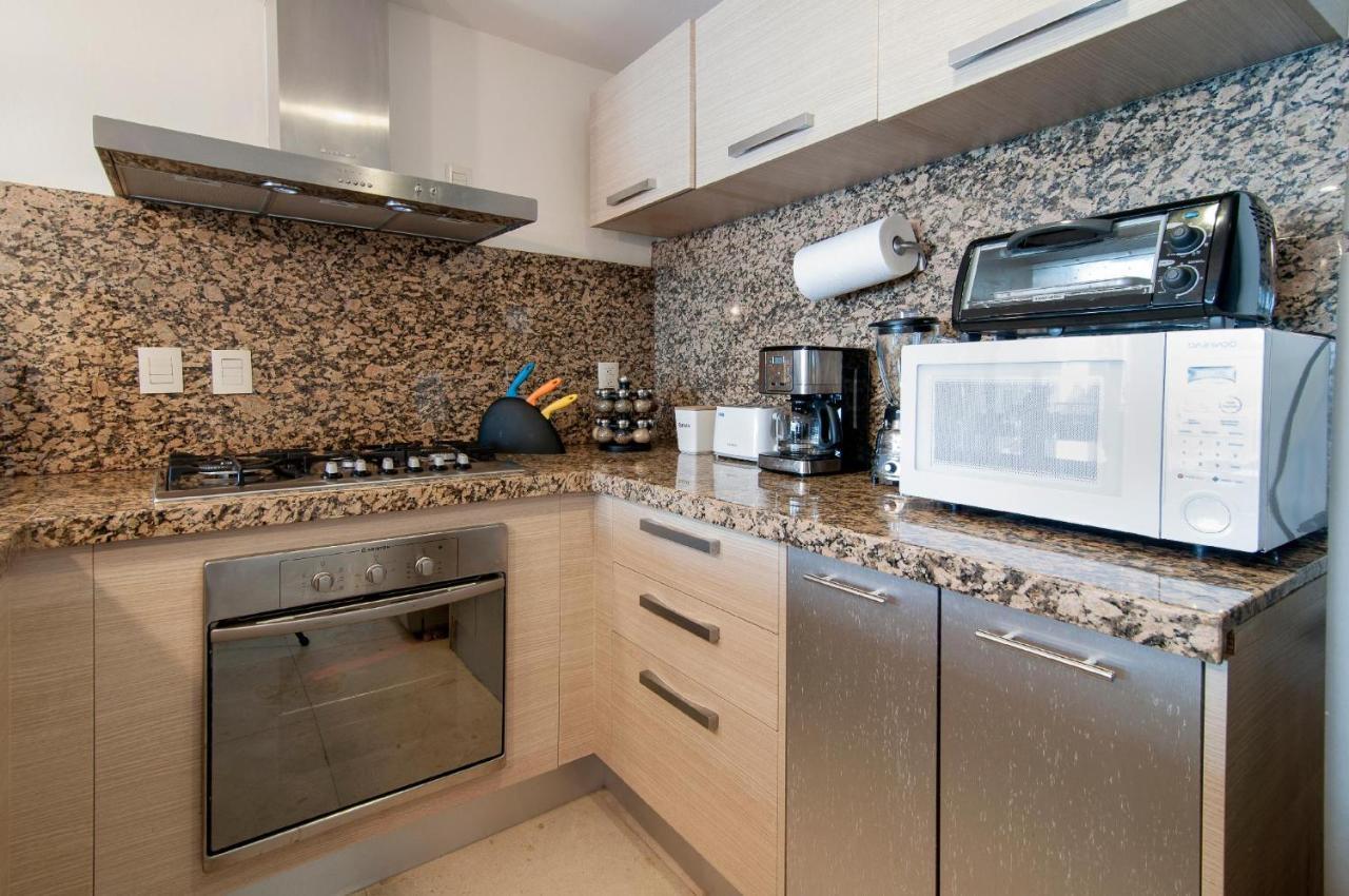 Luxurious & Central Condo In Playa Steps From The Beach Плая-дель-Кармен Экстерьер фото